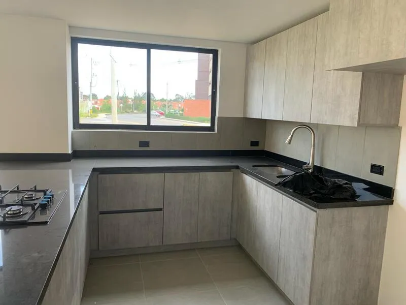 Casa de 3 alcobas en venta en El Porvenir, Rionegro, 220 m² · foto 2 de 11