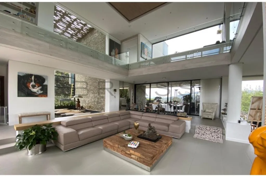 Casa de 5 alcobas en venta en Vía Las Palmas, Envigado, 1534 m² · foto 2 de 21