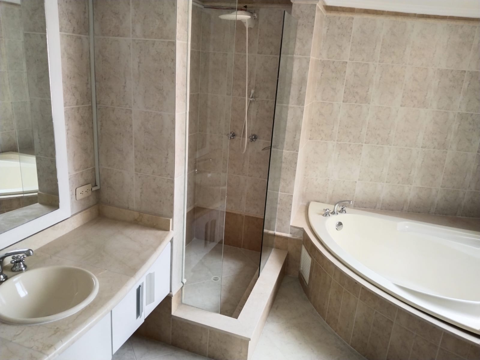 Casa en venta en Altos De La Colina, Bogotá · foto 8 de 24