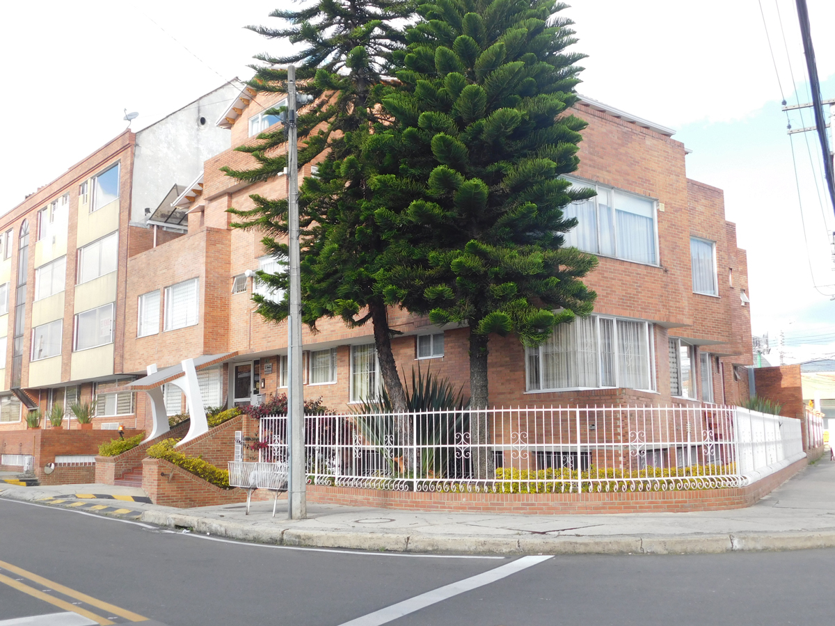 Apartamento de 5 alcobas en venta en Niza Norte, Bogotá, 211 m² · foto 2 de 20