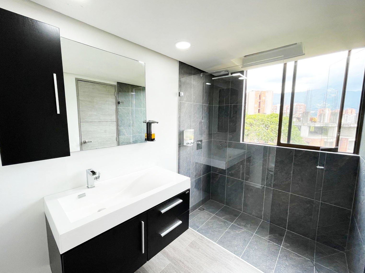 Apartamento de 4 alcobas en arriendo en El Poblado, Medellín, 200 m² · foto 16 de 20