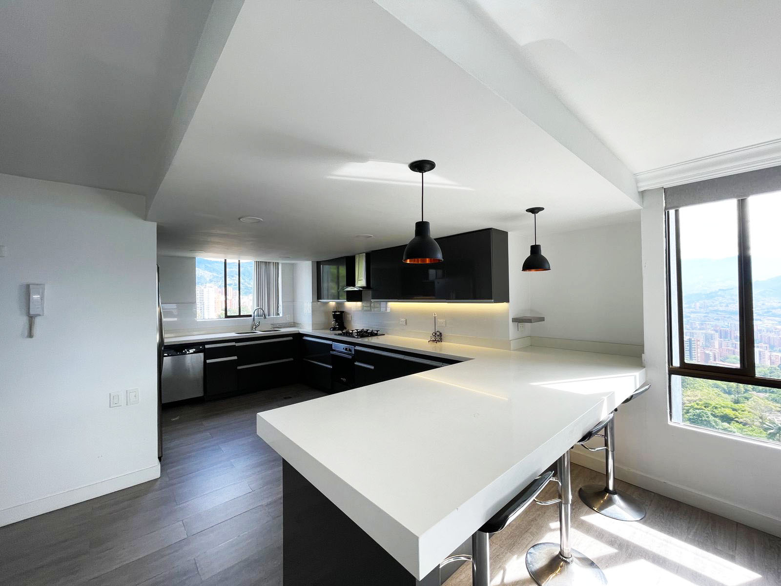 Apartamento de 4 alcobas en arriendo en El Poblado, Medellín, 200 m² · foto 5 de 20
