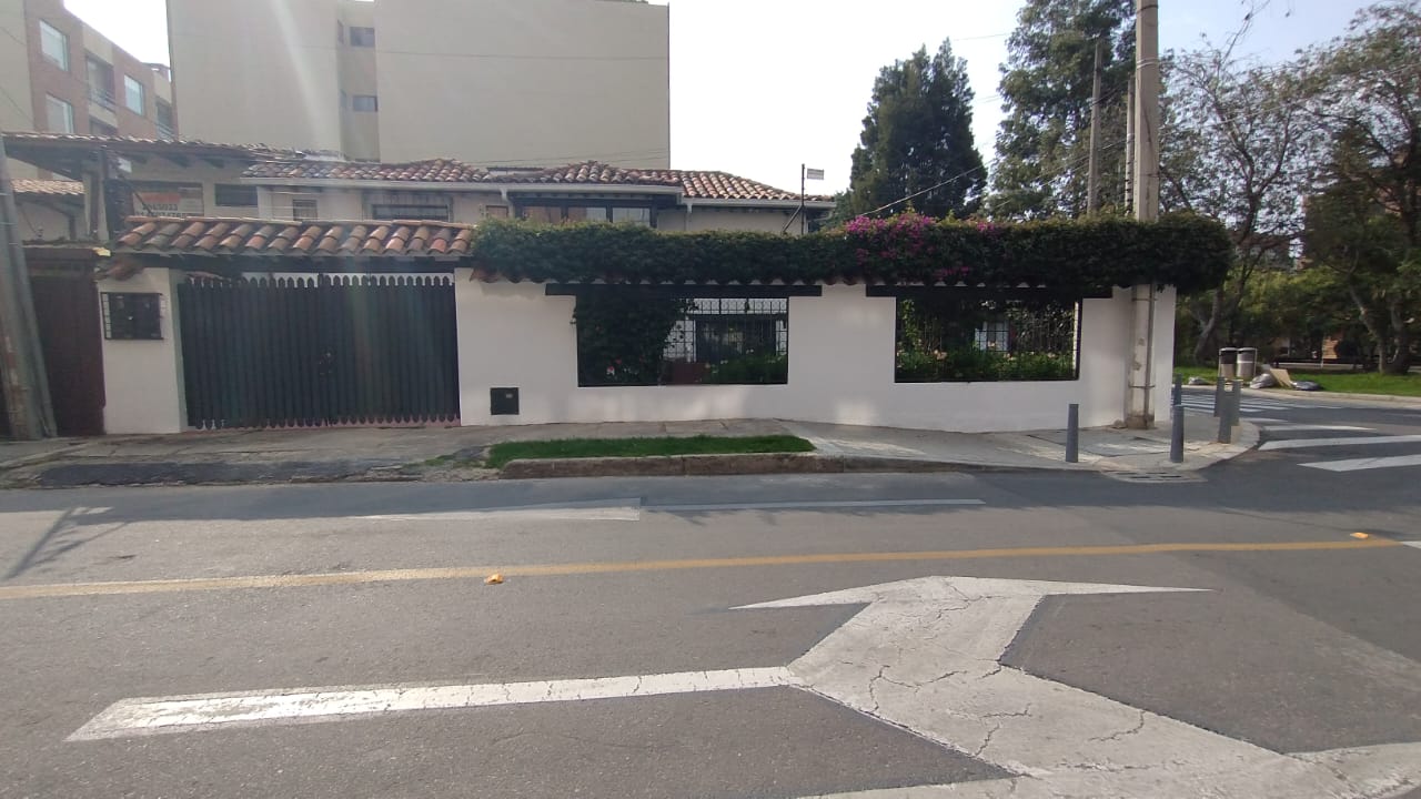 Casa de 3 alcobas en venta en Chicó Alto, Bogotá, 513 m² · foto 2 de 24