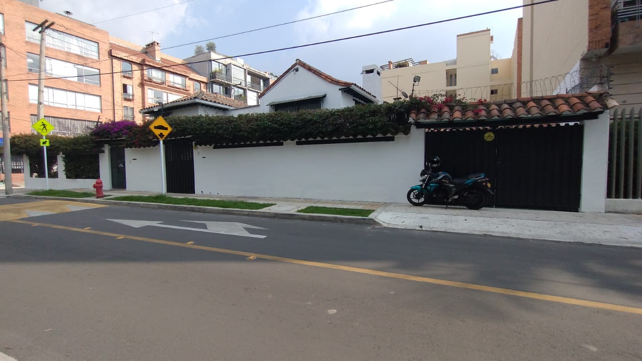Casa de 3 alcobas en venta en Chicó Alto, Bogotá, 513 m² · foto 3 de 24