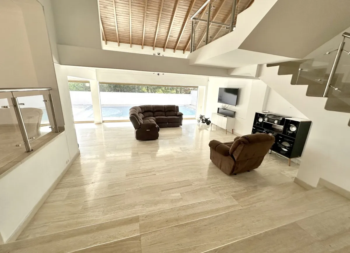 Casa de 5 alcobas en venta en San Lucas, Medellín, 470 m² · foto 2 de 24