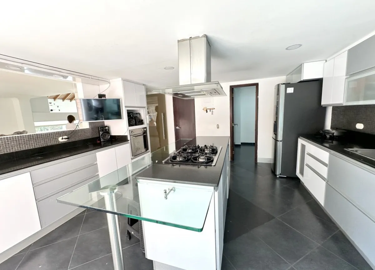 Casa de 5 alcobas en venta en San Lucas, Medellín, 470 m² · foto 5 de 24