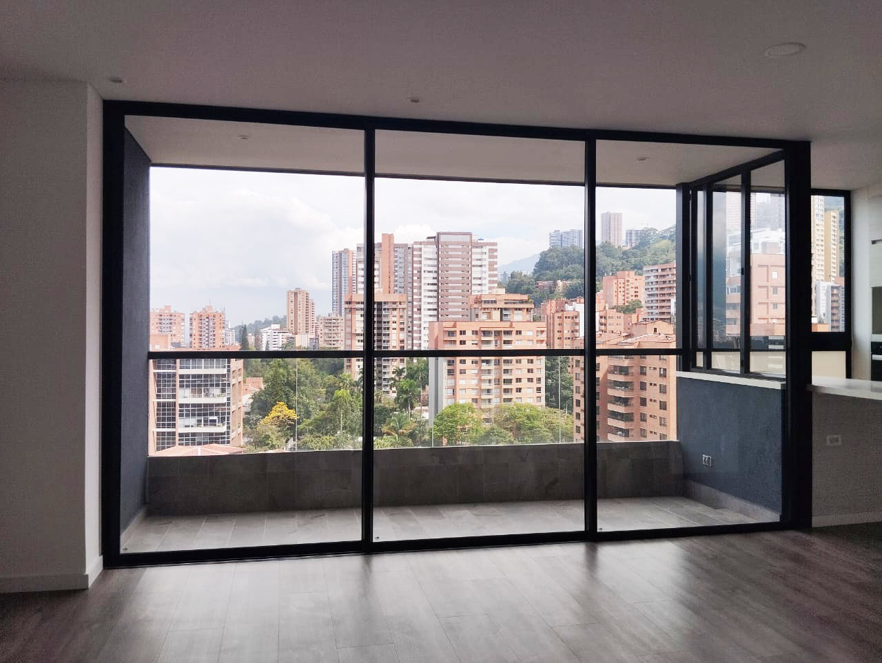 Apartamento en arriendo en Lalinde, Medellín · foto 3 de 17