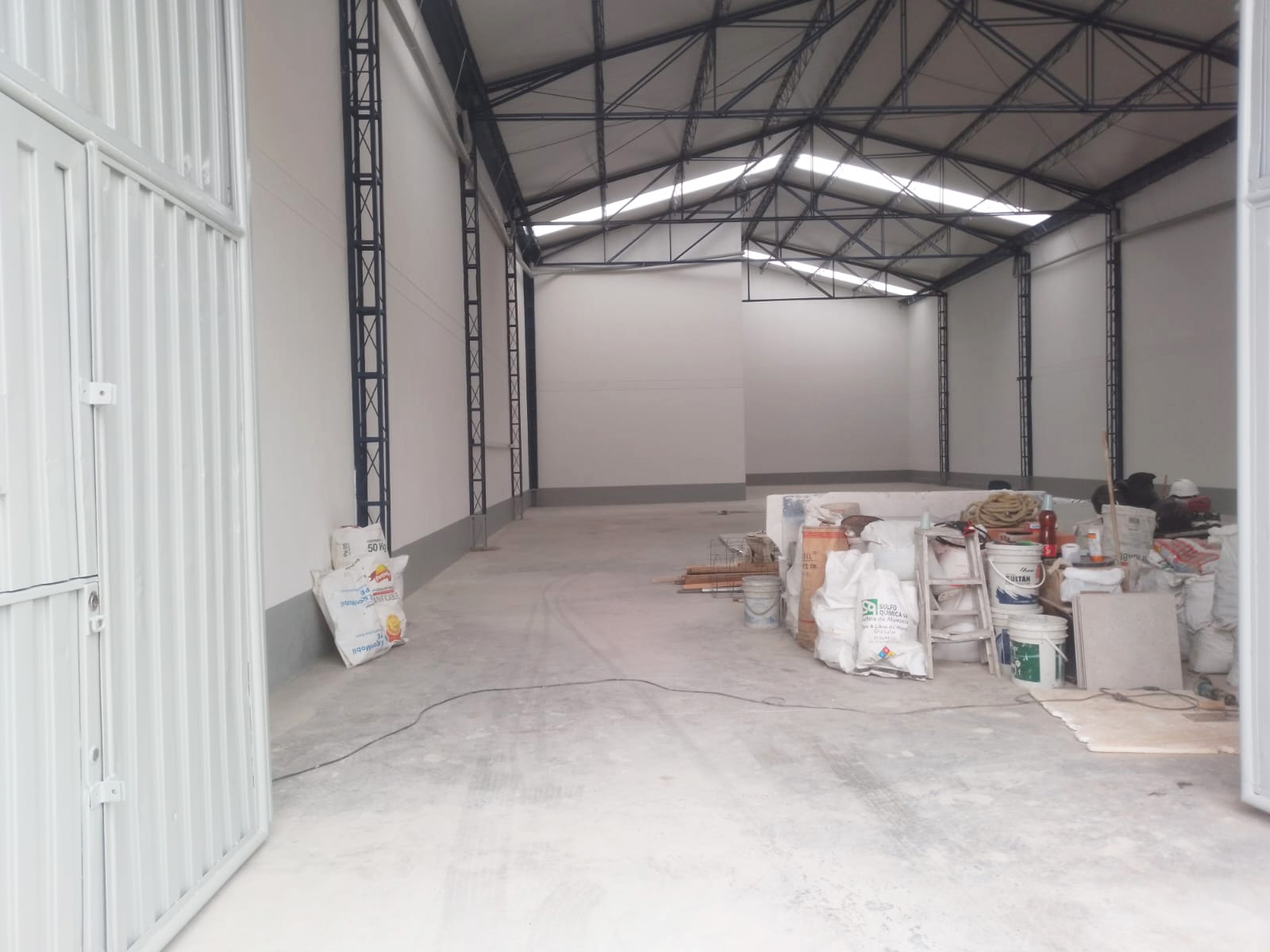 Bodega en arriendo en Cristo Rey, Medellín, 354 m² · foto 2 de 11