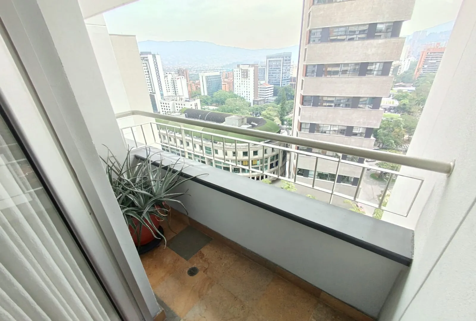 Apartamento de 2 alcobas en arriendo en El Poblado, Medellín, 128 m² · foto 17 de 20