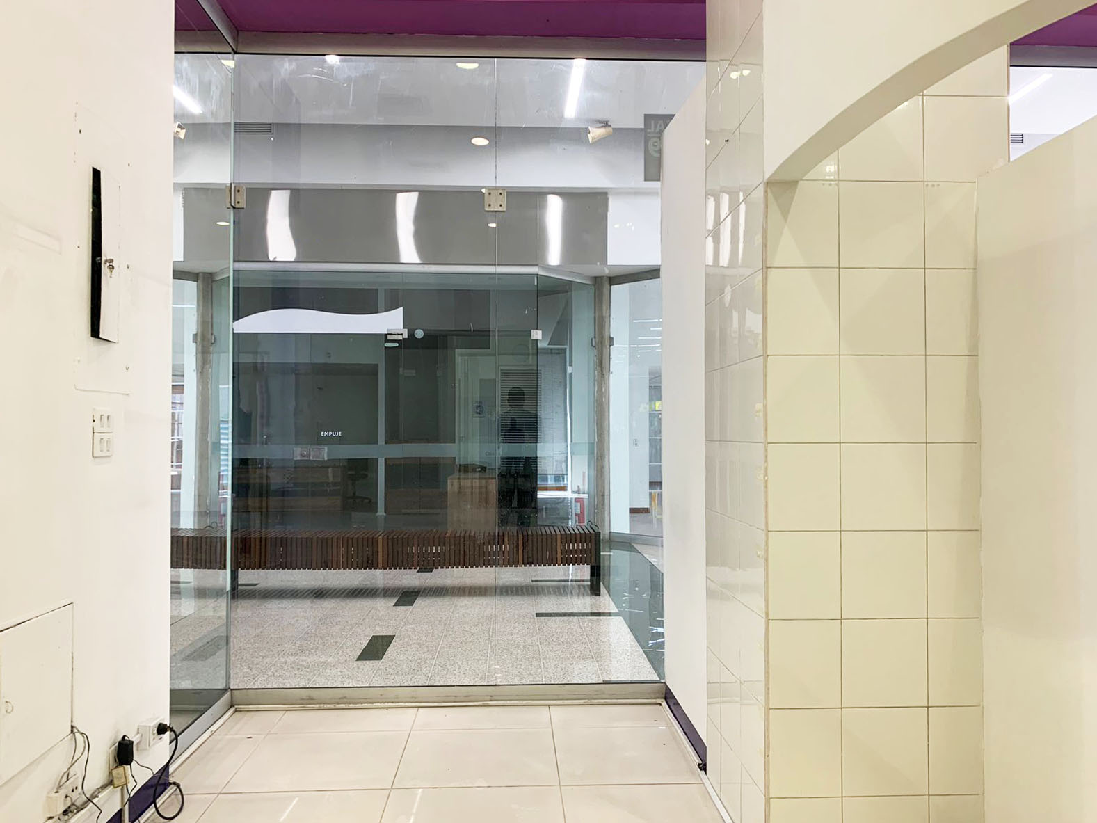 Local en arriendo en Colombia, Medellín, 61 m² · foto 8 de 11