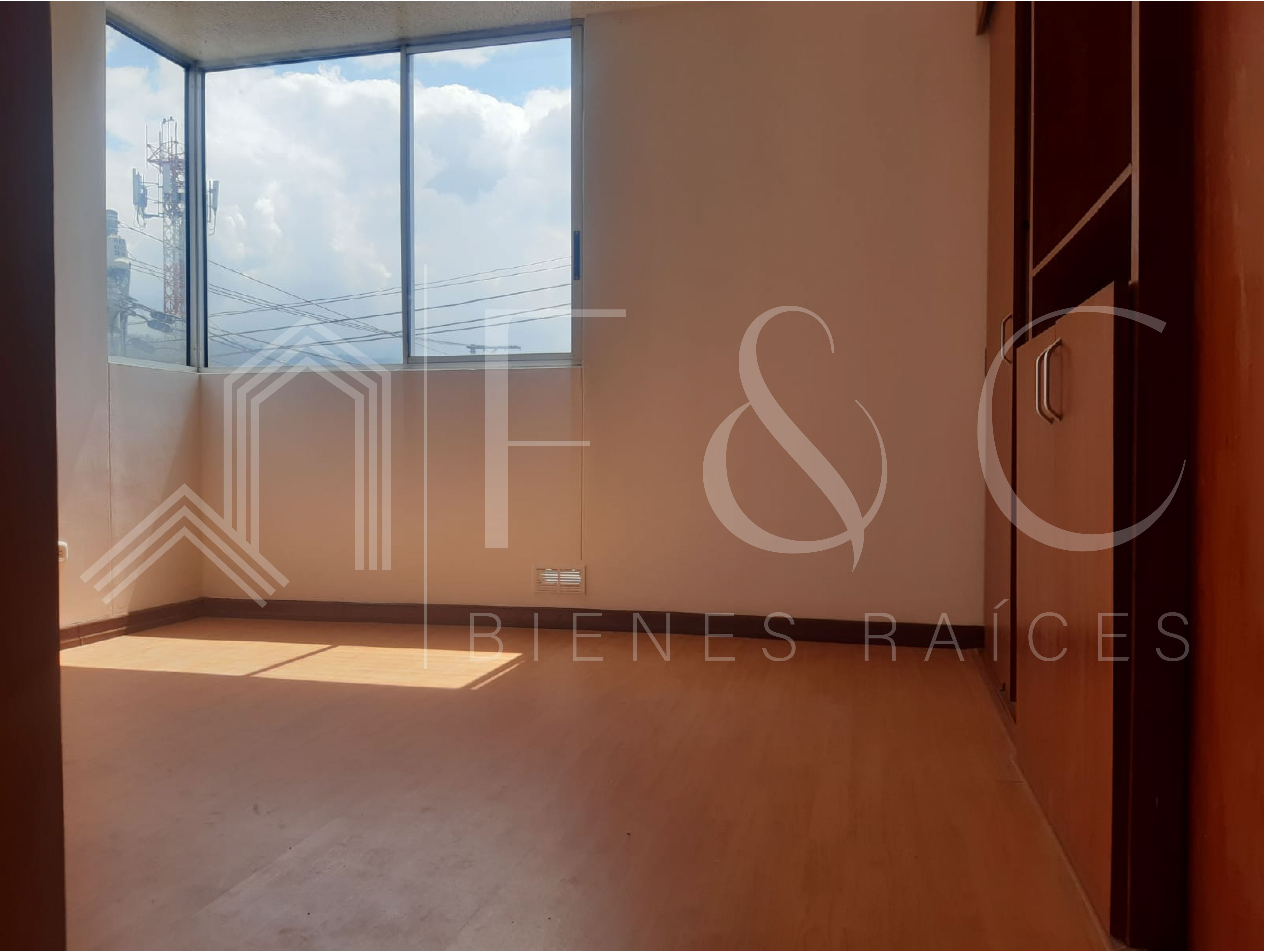 Apartamento de 3 alcobas en venta en Ub. De La Sabana, Bogotá, 74 m² · foto 3 de 16