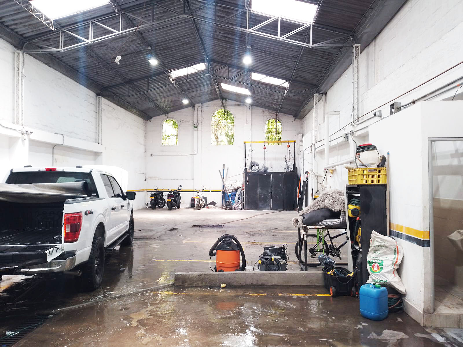 Bodega en venta en Conquistadores, Medellín, 350 m² · foto 7 de 8