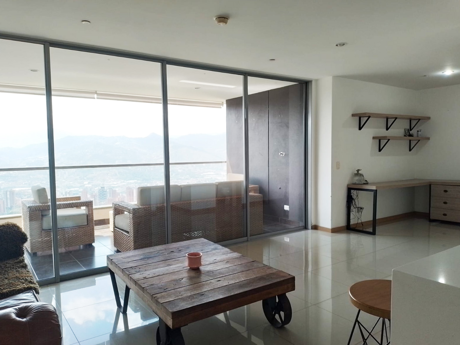 Apartamento de 2 alcobas en arriendo en El Tesoro, Medellín, 100 m² · foto 2 de 20