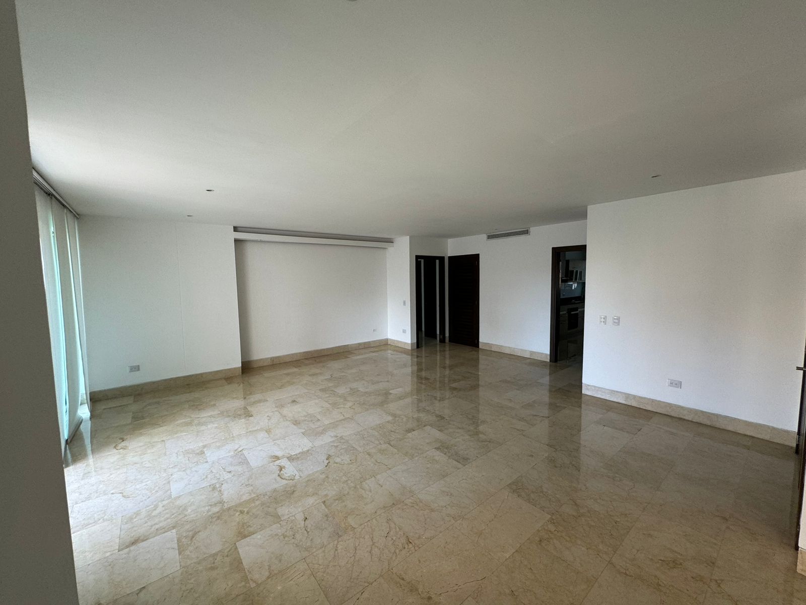 Apartamento de 3 alcobas en arriendo en El Country, Barranquilla, 232 m² · foto 3 de 15