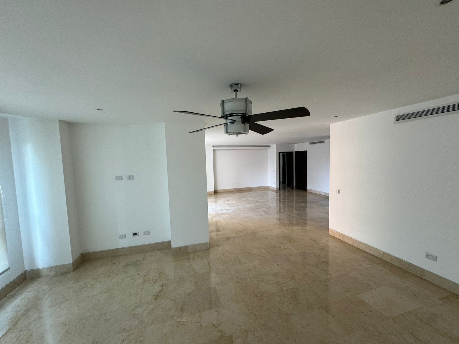 Apartamento de 3 alcobas en arriendo en El Country, Barranquilla, 232 m² · foto 4 de 15