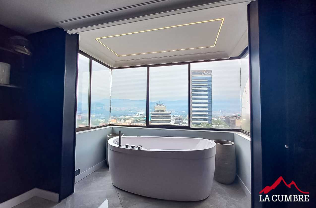 Apartamento de 4 alcobas en arriendo en La Linde, Medellín, 350 m² · foto 10 de 11