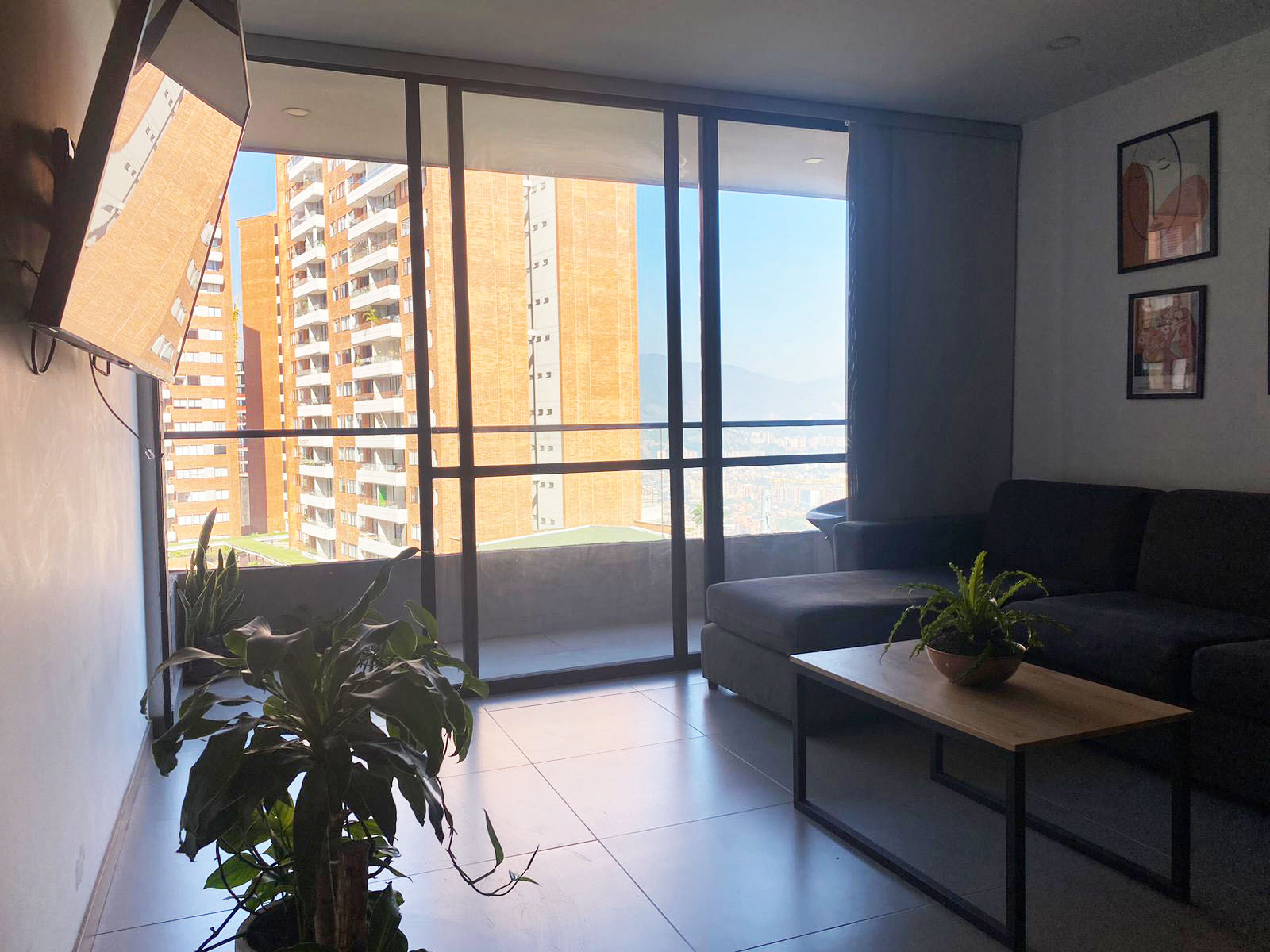 Apartamento de 1 alcoba en arriendo en Loma Del Escobero, Envigado, 67 m² · foto 2 de 13