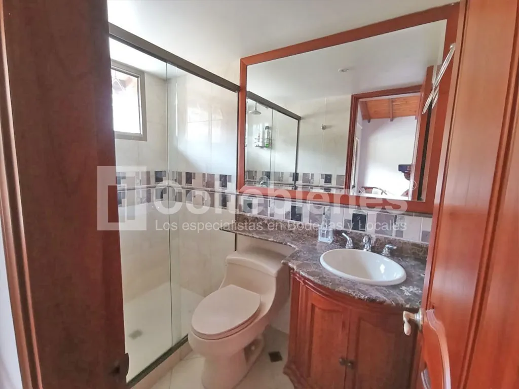 Casa de 3 alcobas en venta en Loma Del Chocho, Envigado, 237 m² · foto 17 de 24