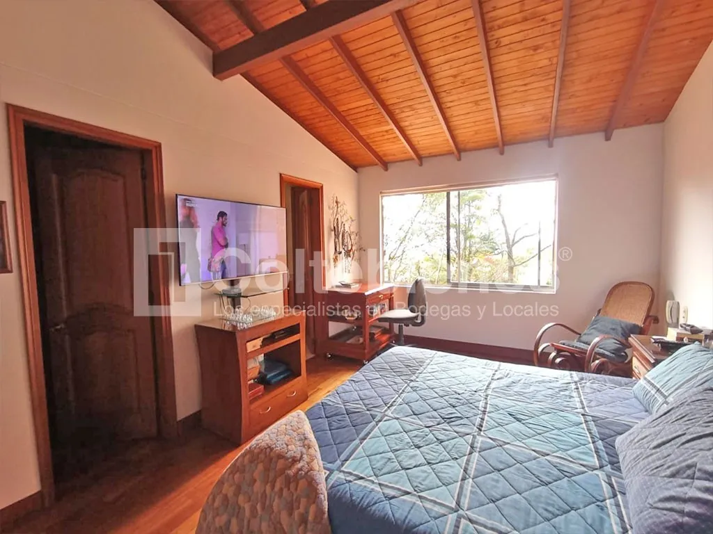 Casa de 3 alcobas en venta en Loma Del Chocho, Envigado, 237 m² · foto 18 de 24