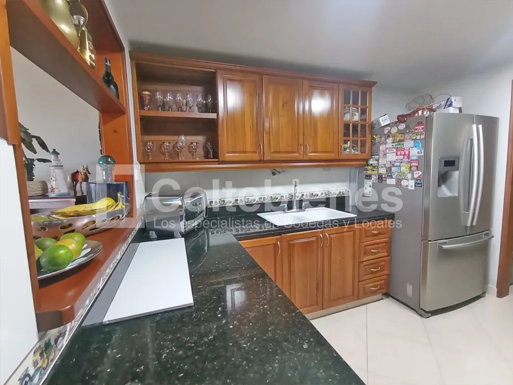 Casa de 3 alcobas en venta en Loma Del Chocho, Envigado, 237 m² · foto 2 de 24