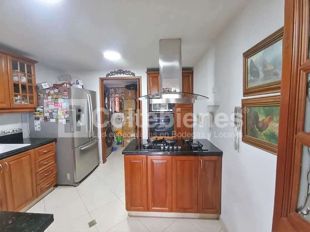 Casa de 3 alcobas en venta en Loma Del Chocho, Envigado, 237 m² · foto 3 de 24