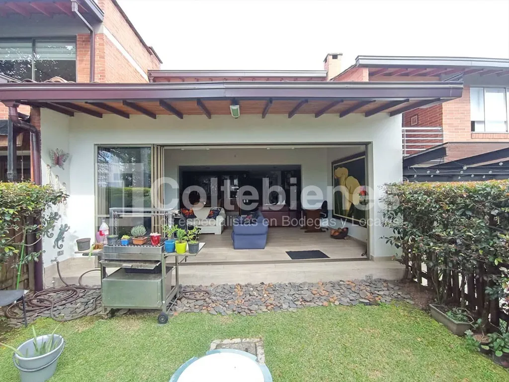 Casa de 3 alcobas en venta en Loma Del Chocho, Envigado, 237 m² · foto 9 de 24