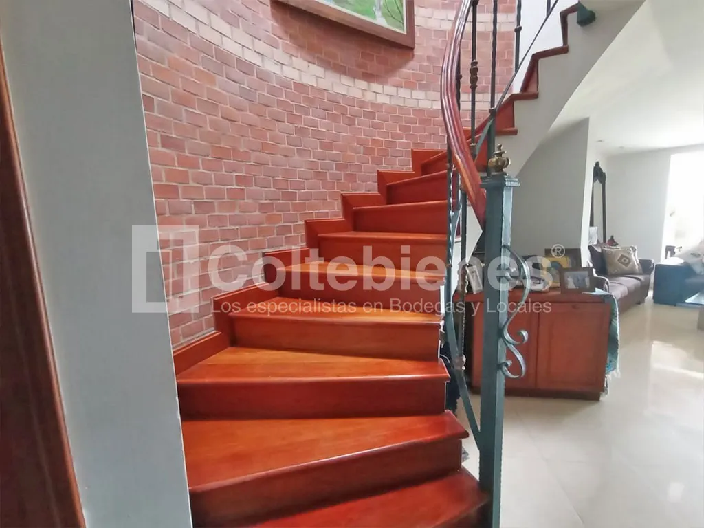 Casa de 3 alcobas en venta en Loma Del Chocho, Envigado, 237 m² · foto 10 de 24