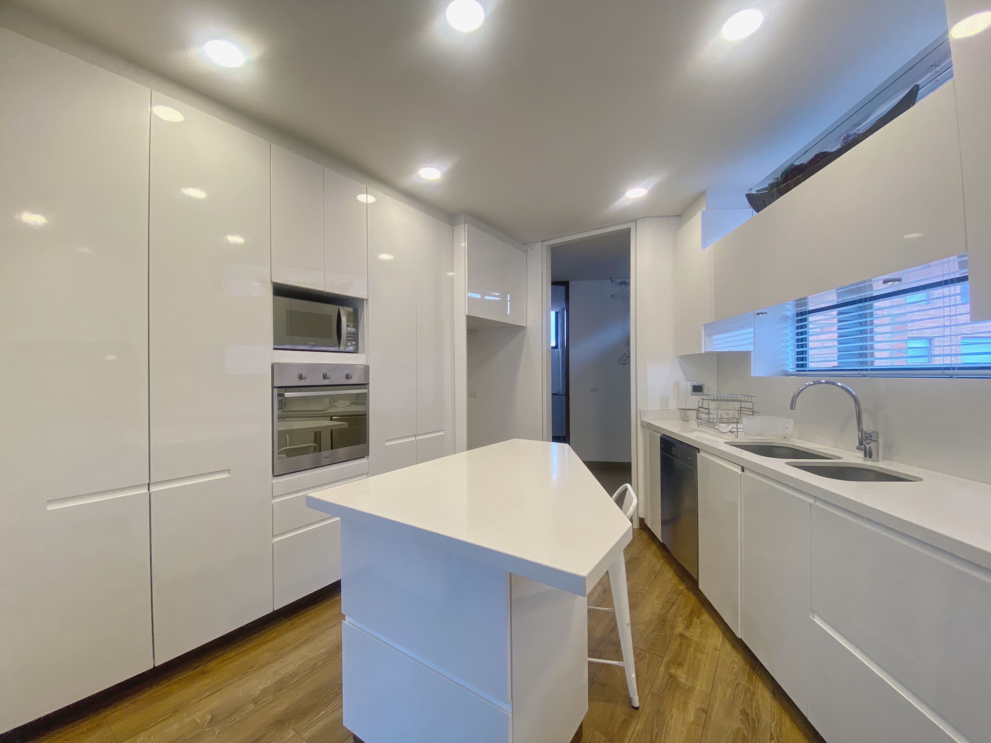 Apartamento de 2 alcobas en venta en Los Rosales, Bogotá, 210 m² · foto 2 de 24