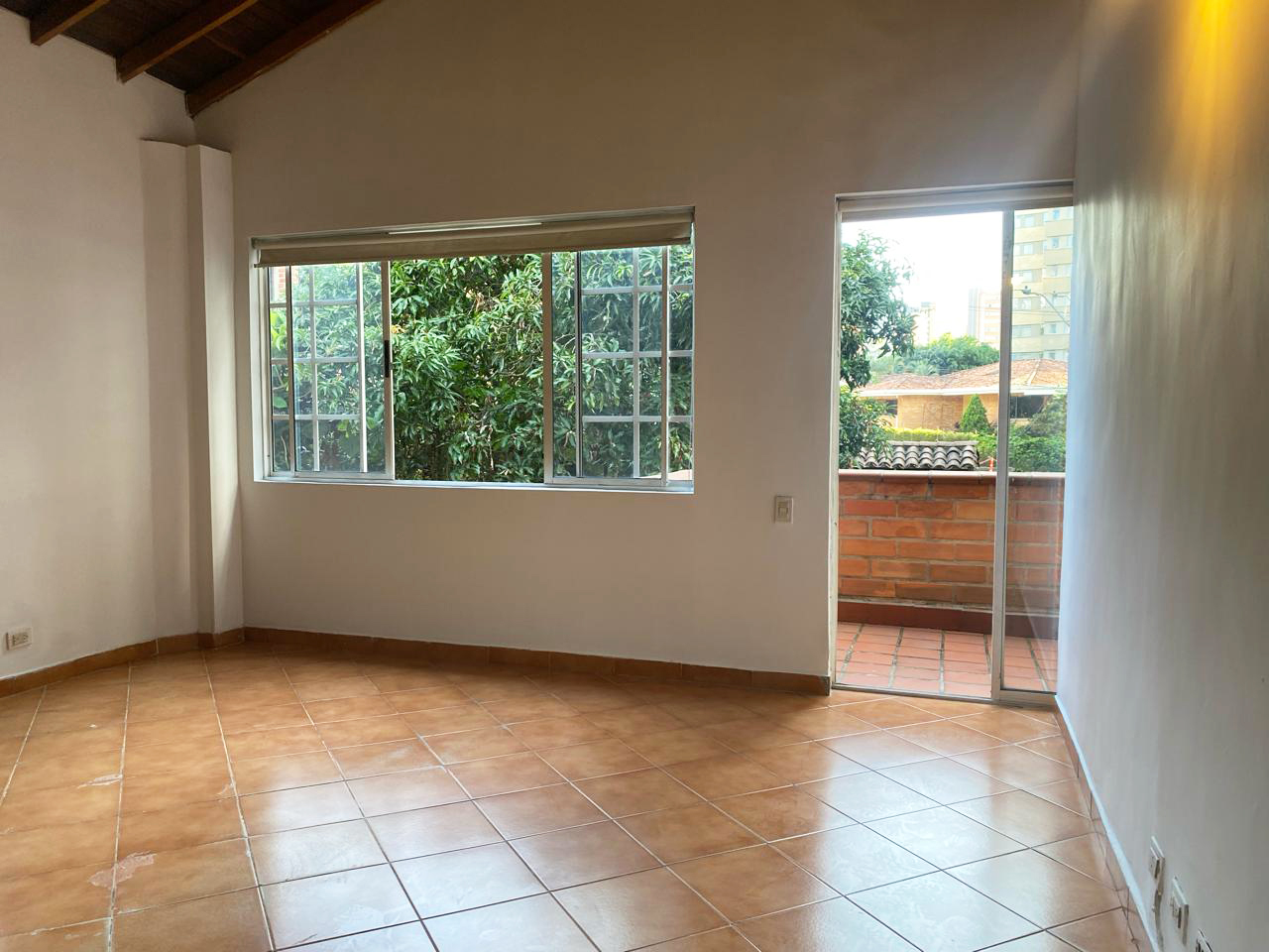 Oficina en arriendo en Loma Benedictinos, Envigado, 477 m² · foto 5 de 19