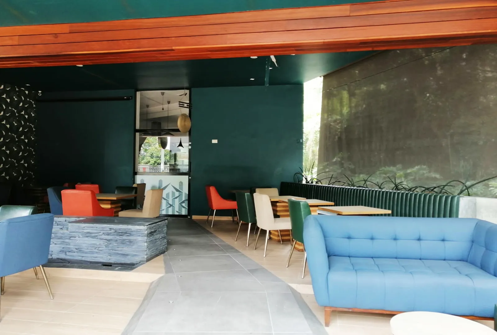 Local en arriendo en El Tesoro, Medellín, 110 m² · foto 2 de 6