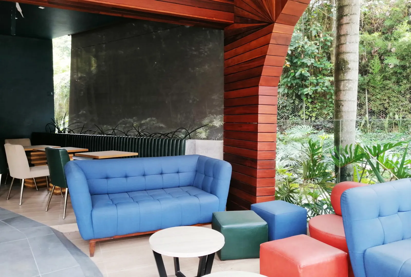 Local en arriendo en El Tesoro, Medellín, 110 m² · foto 4 de 6
