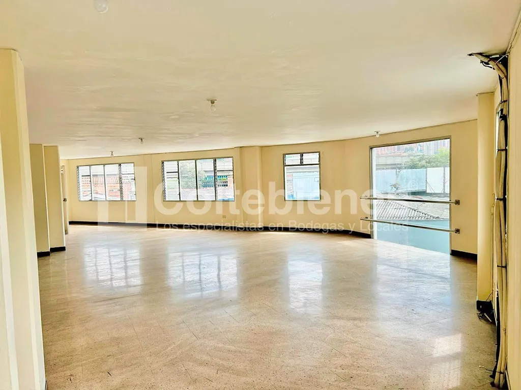 Edificio en arriendo en Laureles, Medellín, 392 m² · foto 5 de 13
