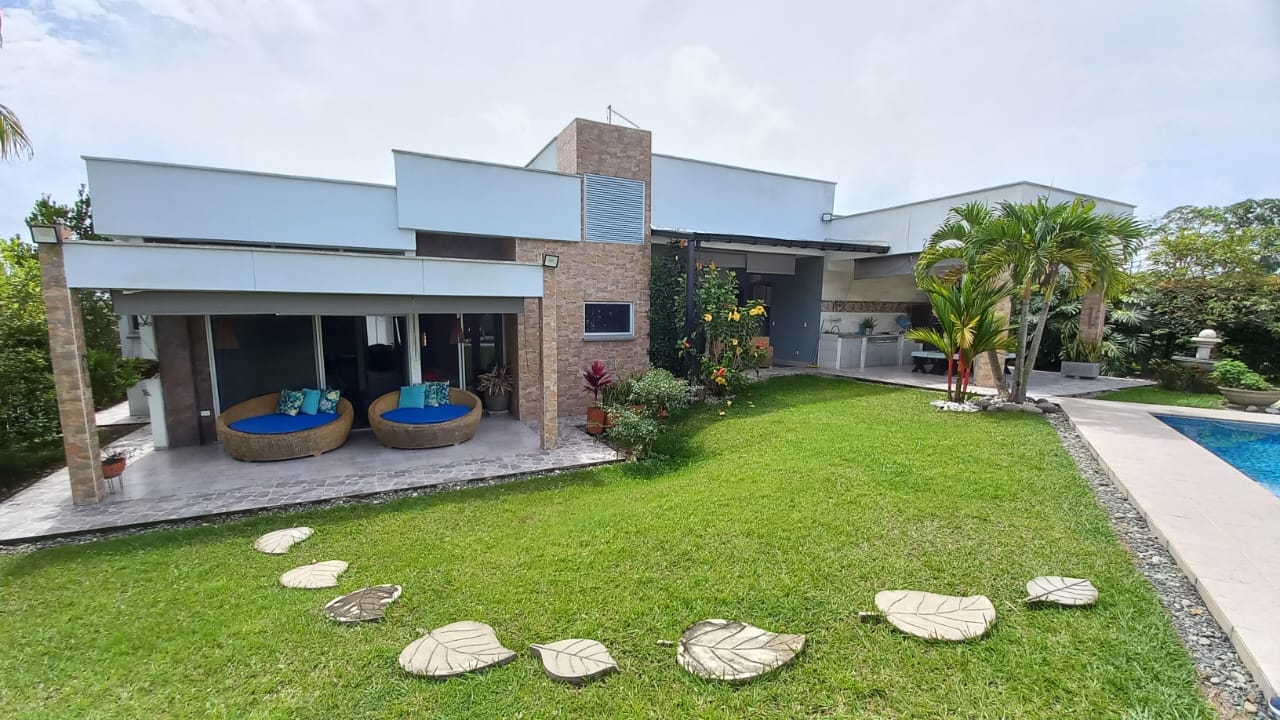 Casa de 5 alcobas en venta en Vía El Caimo, Armenia, 300 m² · foto 2 de 21