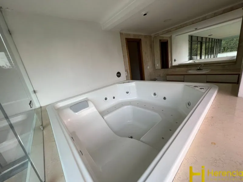 Apartamento de 3 alcobas en venta en San Lucas, Medellín, 366 m² · foto 16 de 24