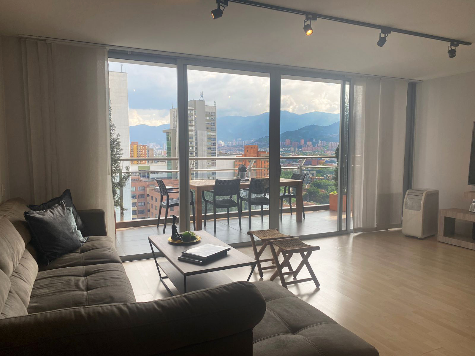 Apartamento en arriendo en Milla De Oro, Medellín · foto 2 de 19