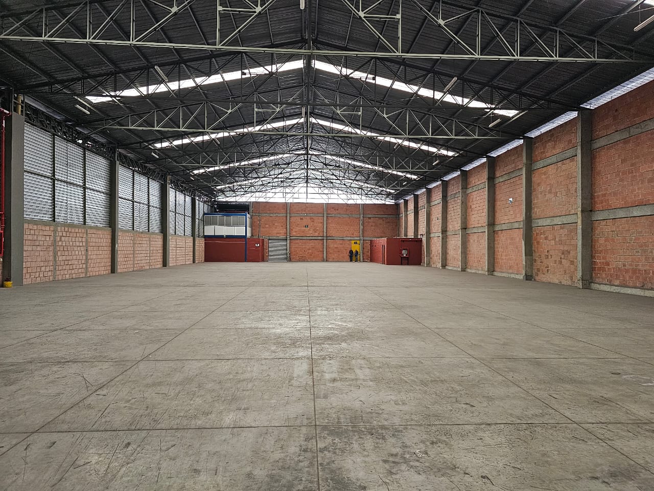 Bodega en arriendo en Zona Centro, Madrid, 1600 m² · foto 2 de 10