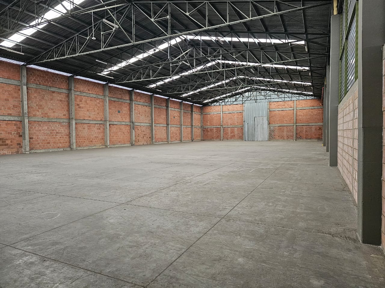 Bodega en arriendo en Zona Centro, Madrid, 1600 m² · foto 4 de 10