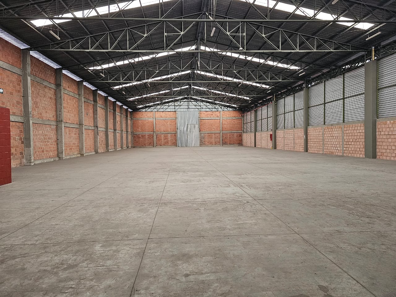 Bodega en arriendo en Zona Centro, Madrid, 1600 m² · foto 6 de 10