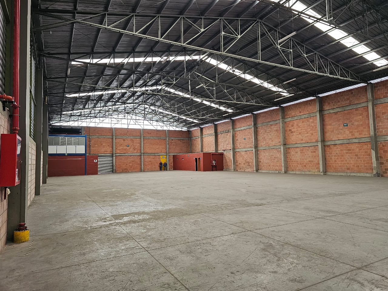 Bodega en arriendo en Zona Centro, Madrid, 1600 m² · foto 7 de 10