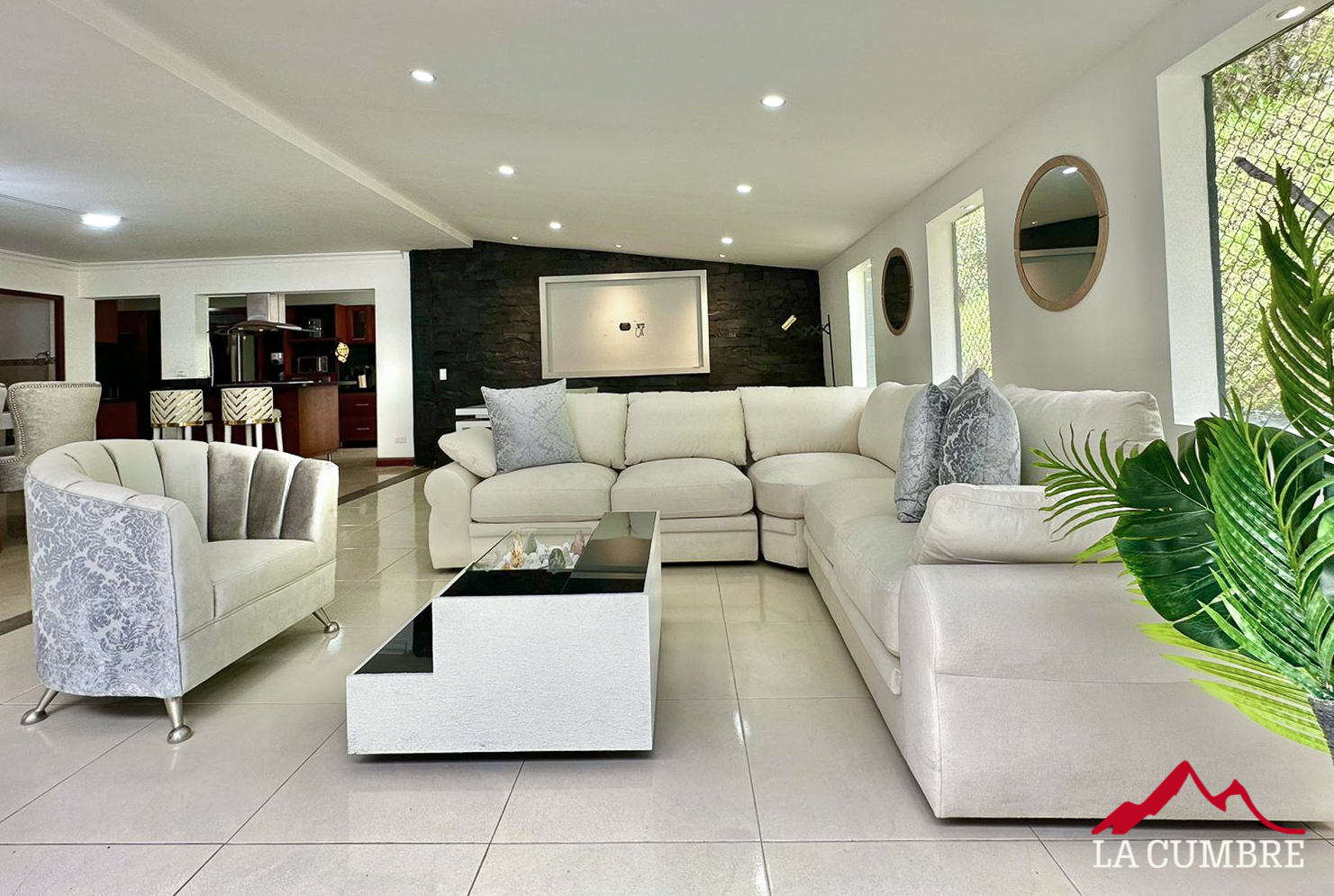 Casa de 3 alcobas en arriendo en Las Lomas No.2, Medellín, 450 m² · foto 2 de 12