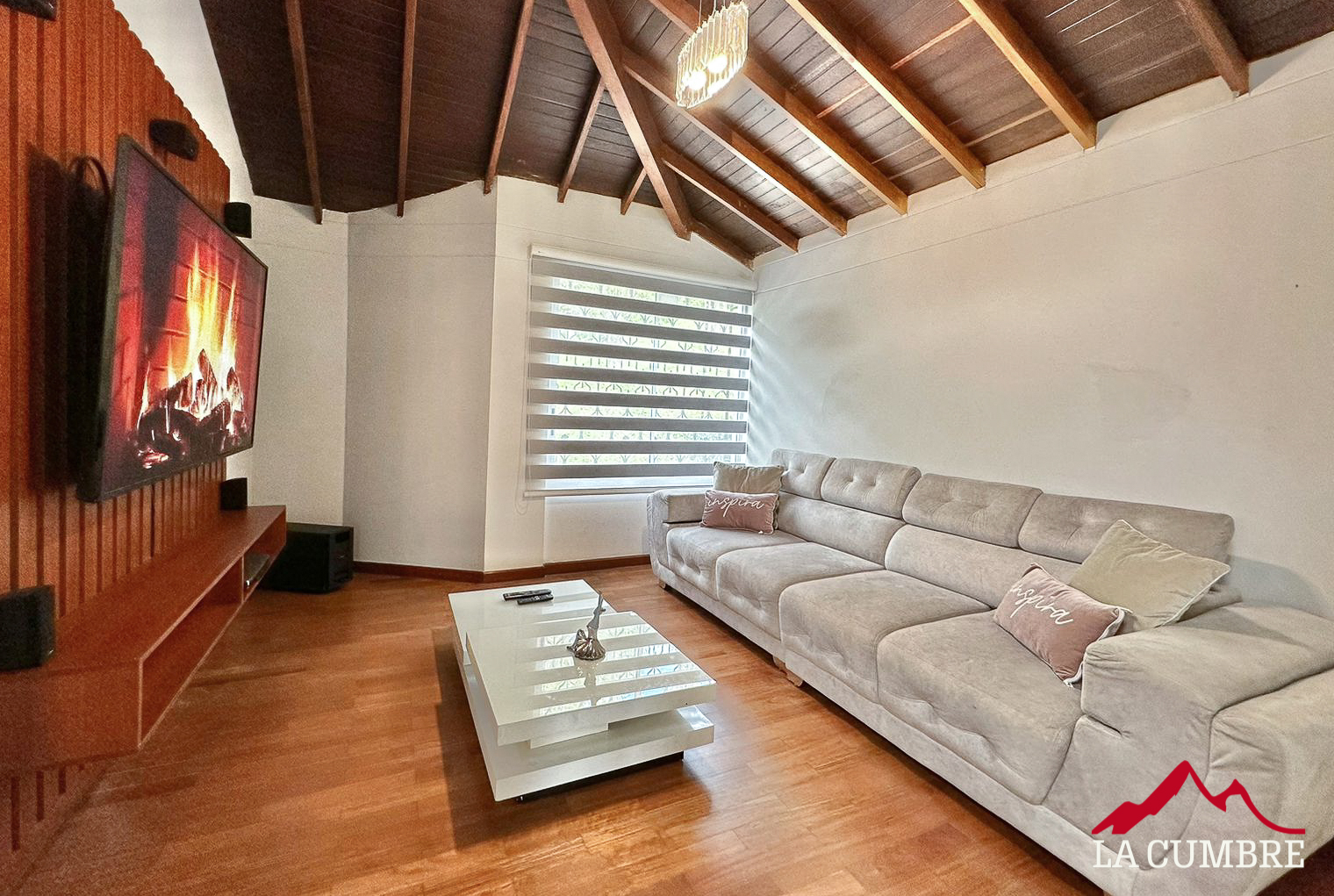Casa de 3 alcobas en arriendo en Las Lomas No.2, Medellín, 450 m² · foto 6 de 12