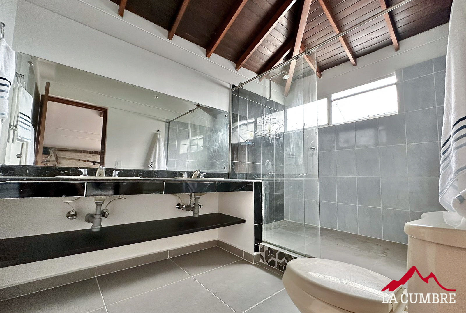 Casa de 3 alcobas en arriendo en Las Lomas No.2, Medellín, 450 m² · foto 8 de 12