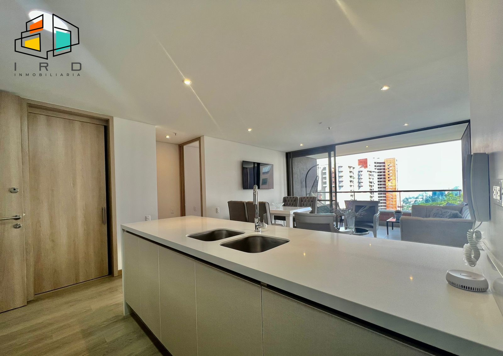 Apartamento en arriendo en El Poblado, Medellín, 90 m² · foto 2 de 24