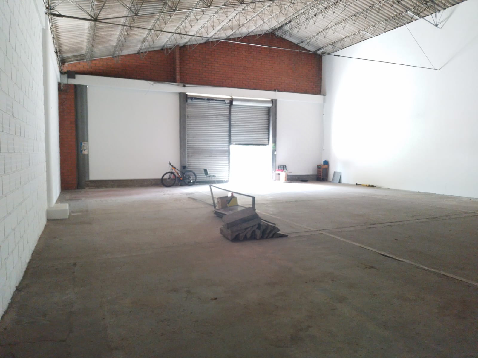 Bodega en arriendo en Caribe, Medellín, 328 m² · foto 2 de 6