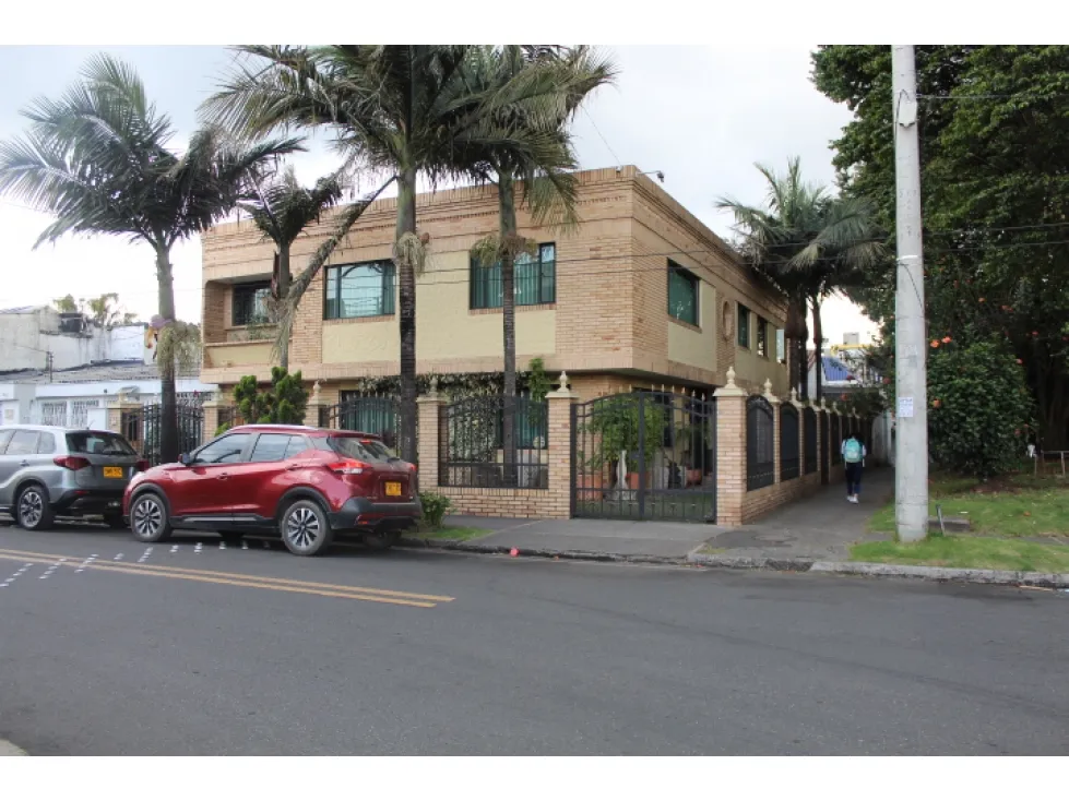 Casa de 6 alcobas en venta en Canodromo, Bogotá, 490 m² · foto 3 de 11