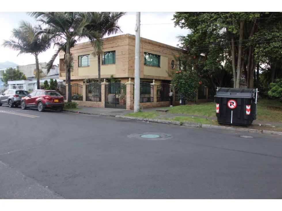 Casa de 6 alcobas en venta en Canodromo, Bogotá, 490 m² · foto 9 de 11