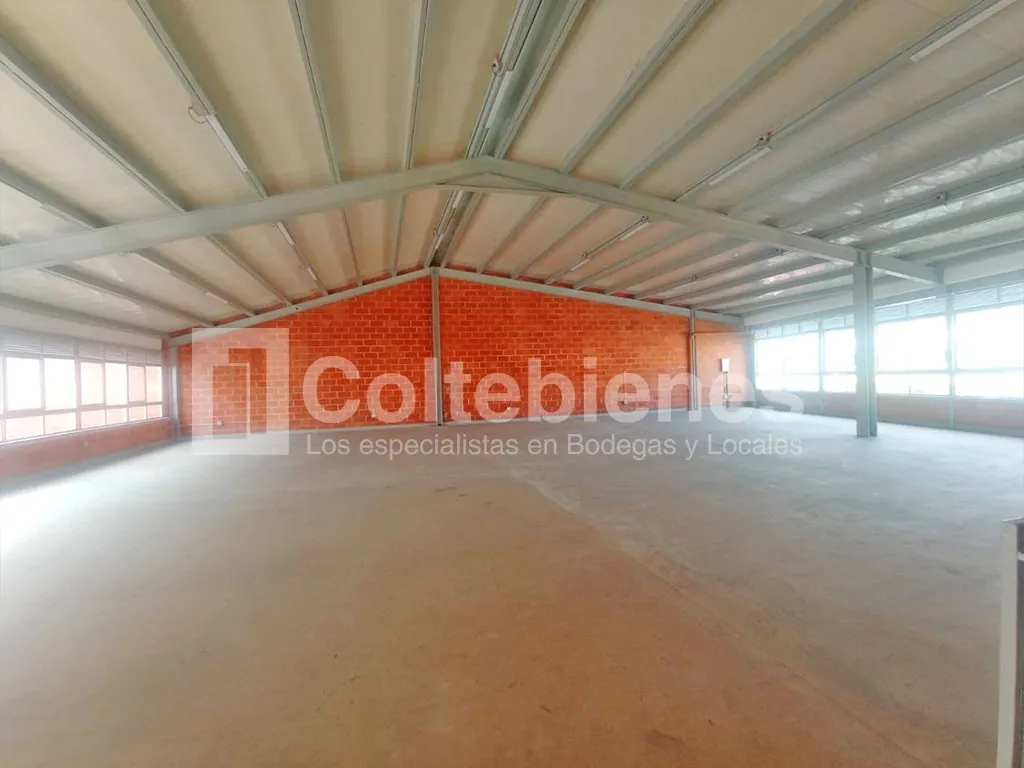 Bodega en arriendo en La América, Medellín, 290 m² · foto 2 de 10