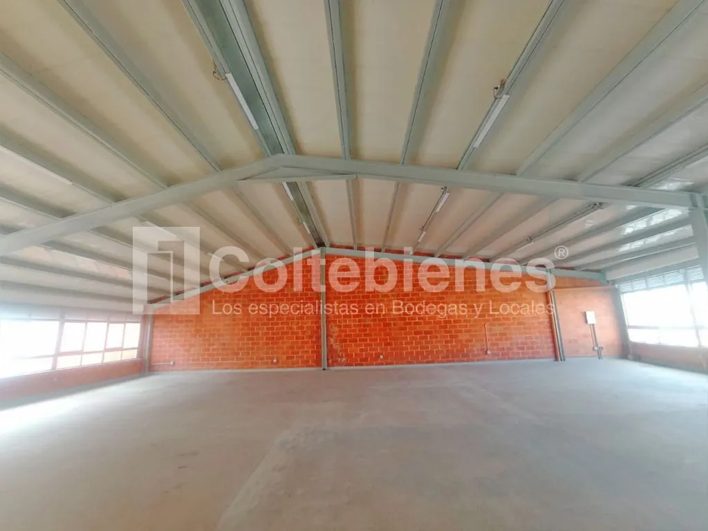 Bodega en arriendo en La América, Medellín, 290 m² · foto 3 de 10
