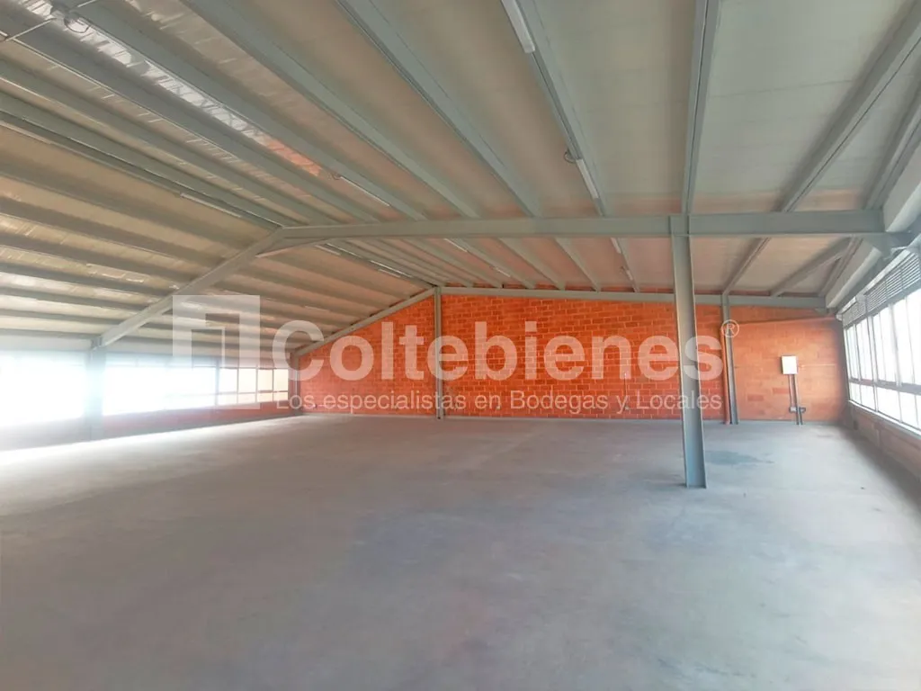 Bodega en arriendo en La América, Medellín, 290 m² · foto 4 de 10