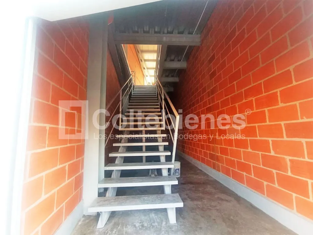 Bodega en arriendo en La América, Medellín, 290 m² · foto 8 de 10